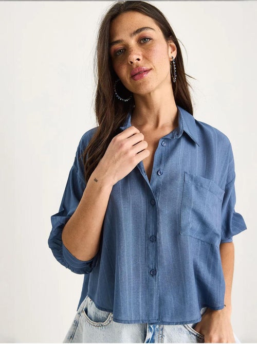 Camisa cropped às riscas texturadas com fecho de botões e bolso lucci - Kiabi