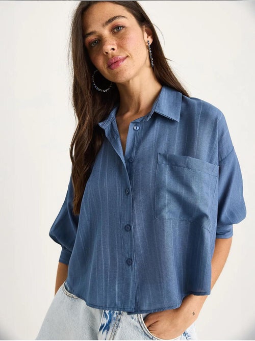 Camisa cropped às riscas texturadas com fecho de botões e bolso lucci - Kiabi