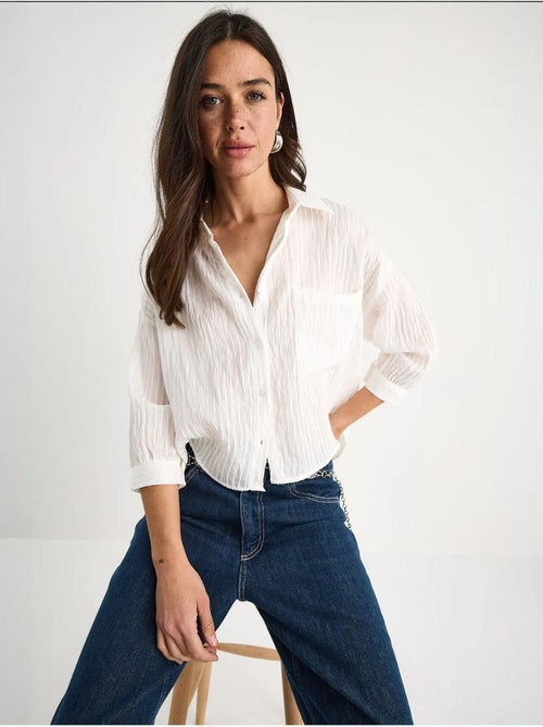 Camisa cropped às riscas texturadas com fecho de botões e bolso lucci - Kiabi