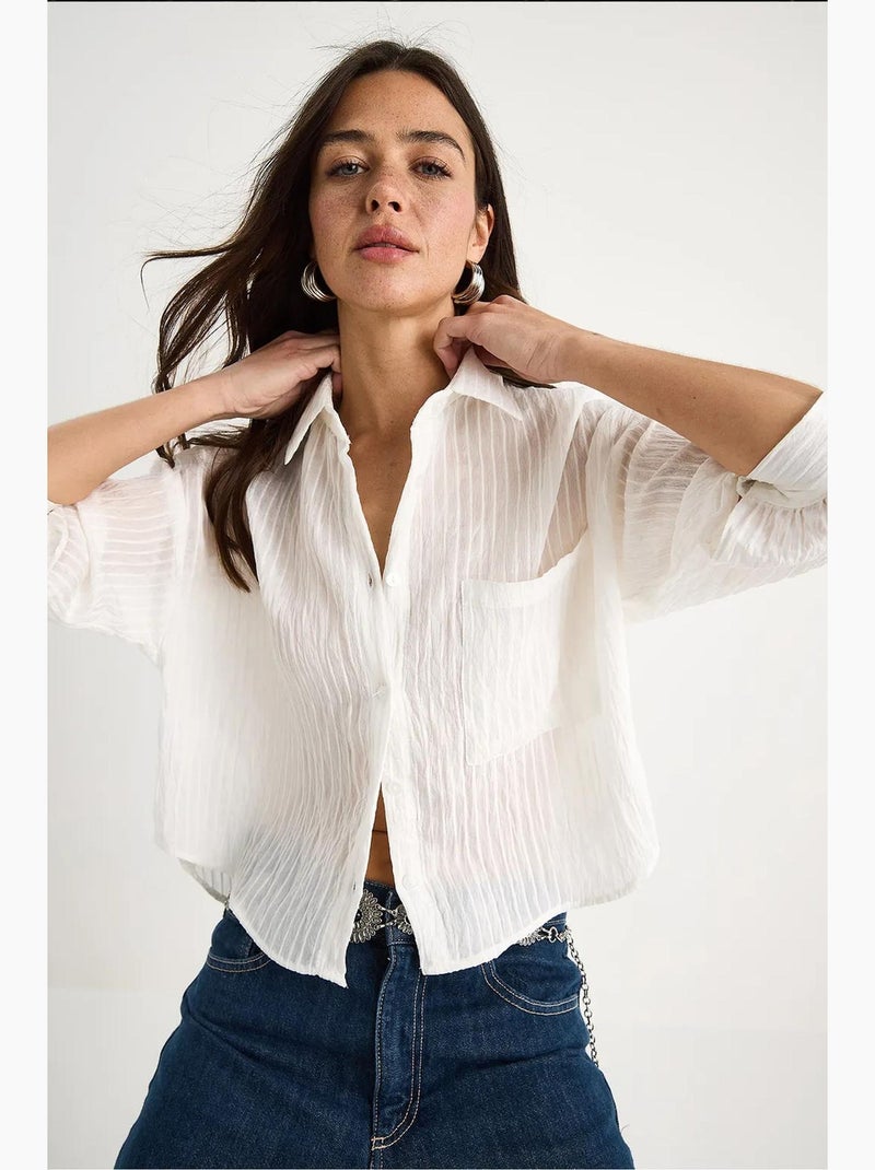 Camisa cropped às riscas texturadas com fecho de botões e bolso lucci Branco - Kiabi