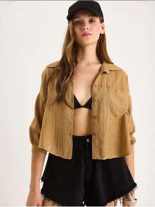 Camisa cropped às riscas texturadas com fecho de botões e bolso lucci - Kiabi