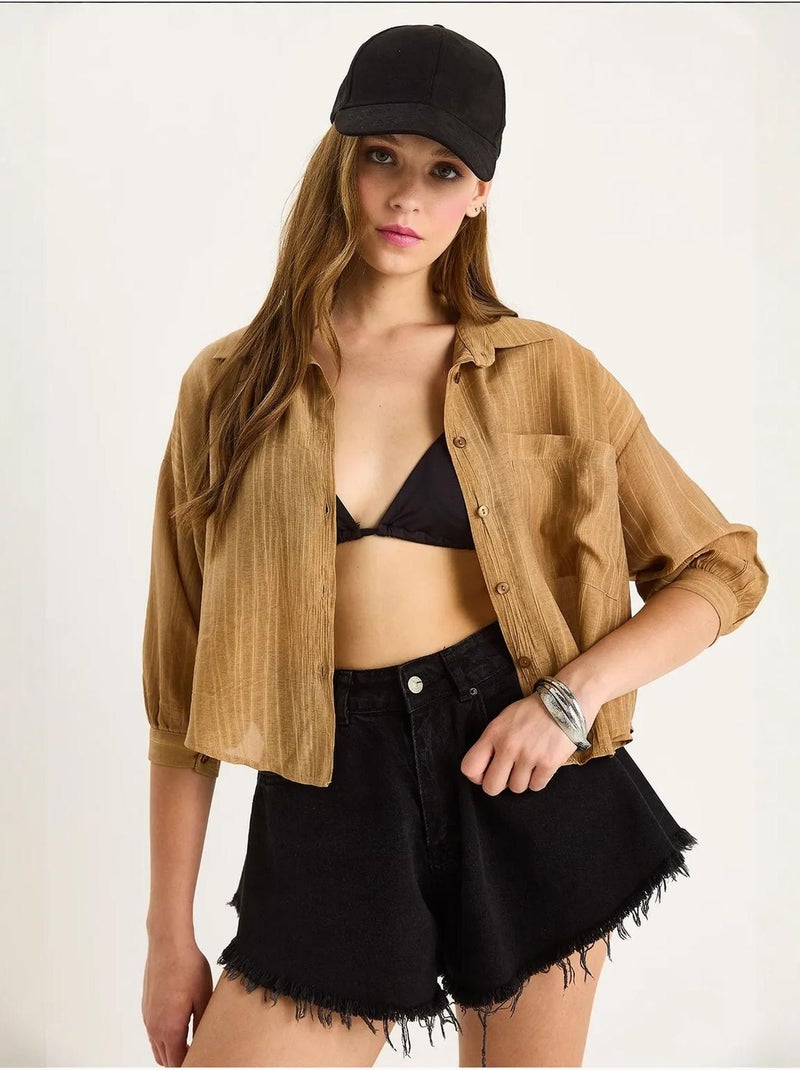Camisa cropped às riscas texturadas com fecho de botões e bolso lucci Camelo - Kiabi