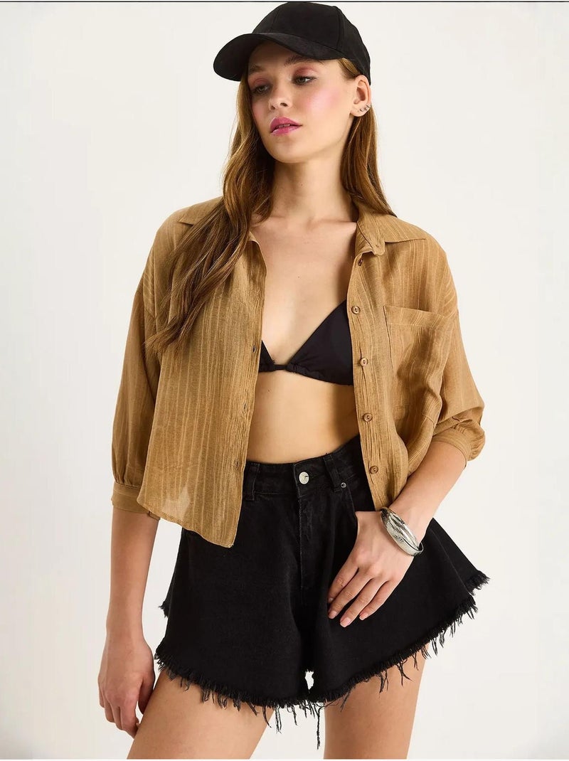 Camisa cropped às riscas texturadas com fecho de botões e bolso lucci Camelo - Kiabi