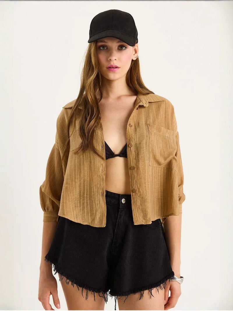 Camisa cropped às riscas texturadas com fecho de botões e bolso lucci Camelo - Kiabi