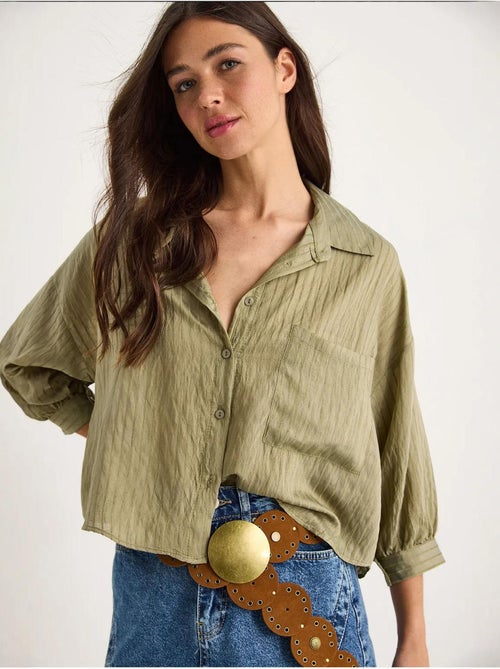 Camisa cropped às riscas texturadas com fecho de botões e bolso lucci - Kiabi Camisa cropped às riscas texturadas com fecho de botões e bolso lucci - Kiabi