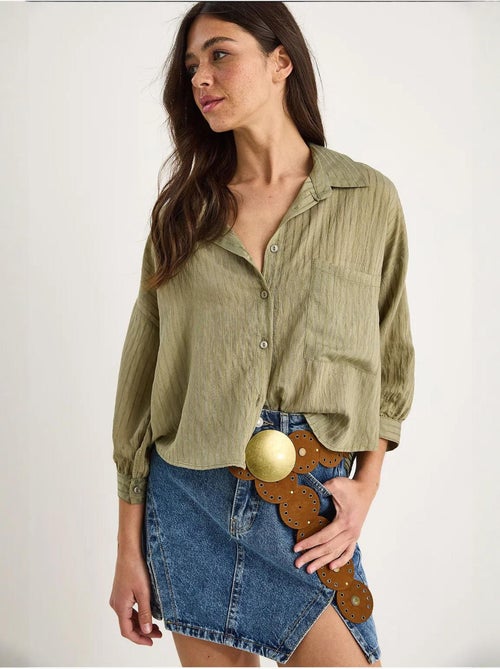 Camisa cropped às riscas texturadas com fecho de botões e bolso lucci - Kiabi Camisa cropped às riscas texturadas com fecho de botões e bolso lucci - Kiabi