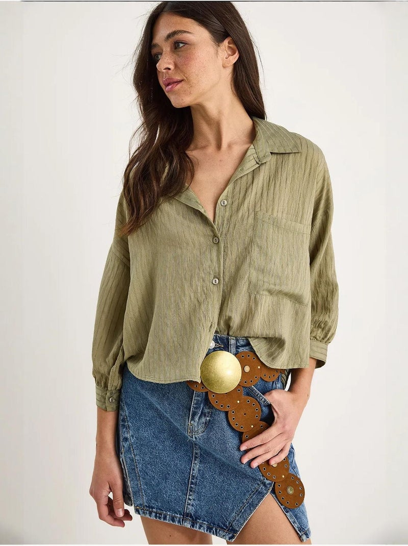 Camisa cropped às riscas texturadas com fecho de botões e bolso lucci Cáqui - Kiabi