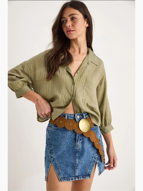 Camisa cropped às riscas texturadas com fecho de botões e bolso lucci - Kiabi Camisa cropped às riscas texturadas com fecho de botões e bolso lucci - Kiabi
