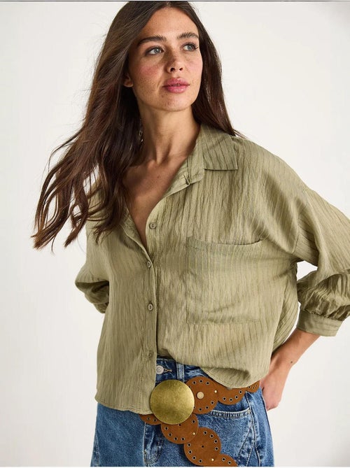 Camisa cropped às riscas texturadas com fecho de botões e bolso lucci - Kiabi Camisa cropped às riscas texturadas com fecho de botões e bolso lucci - Kiabi