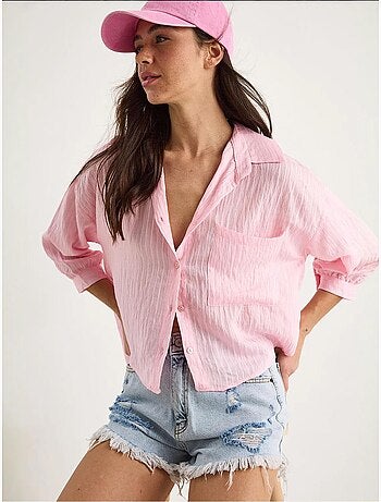 Camisa cropped às riscas texturadas com fecho de botões e bolso lucci