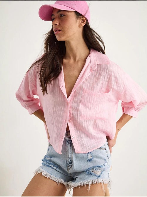 Camisa cropped às riscas texturadas com fecho de botões e bolso lucci - Kiabi
