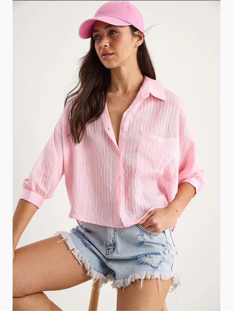 Camisa cropped às riscas texturadas com fecho de botões e bolso lucci Rosa-claro - Kiabi