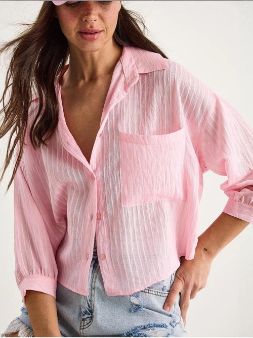 Camisa cropped às riscas texturadas com fecho de botões e bolso lucci - Kiabi