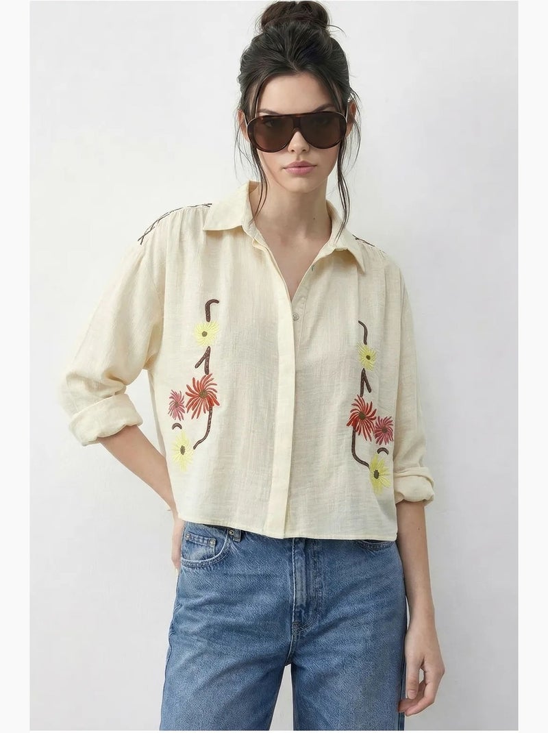 Camisa cropped bordada com fecho de botões lucci Creme - Kiabi
