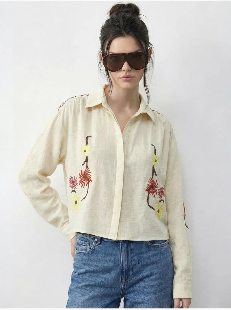 Camisa cropped bordada com fecho de botões lucci Creme - Kiabi