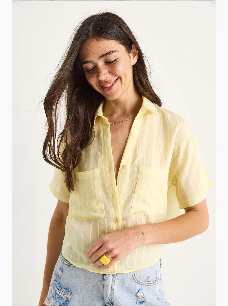 Camisa curta de viscose às riscas com detalhe de bolso duplo lucci Amarelo-limão - Kiabi