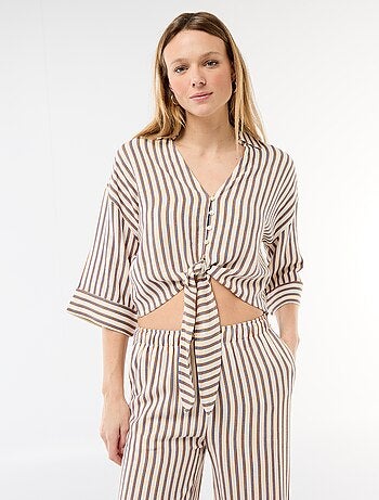 Camisa curta oversize com nó