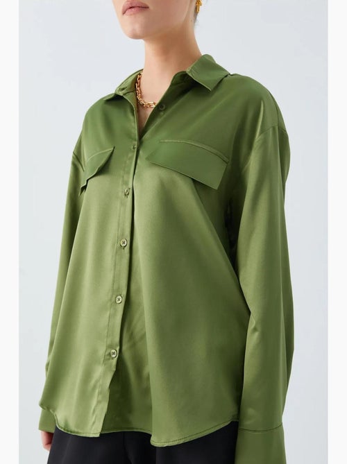 Camisa de cetim abotoada com detalhe de bolso mixray - Kiabi Camisa de cetim abotoada com detalhe de bolso mixray - Kiabi
