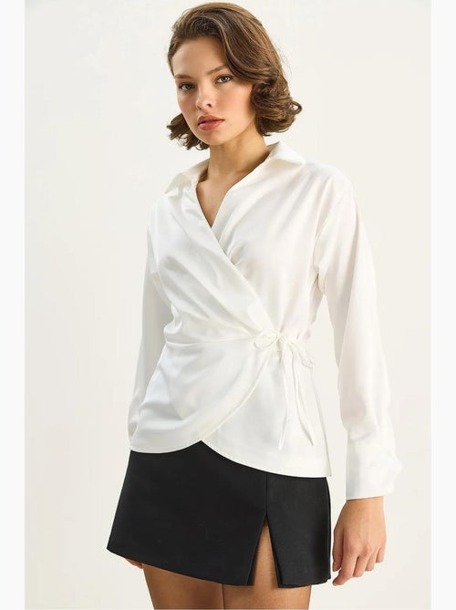 Camisa de cetim com decote em v e fecho de atar lucci - Kiabi Camisa de cetim com decote em v e fecho de atar lucci - Kiabi