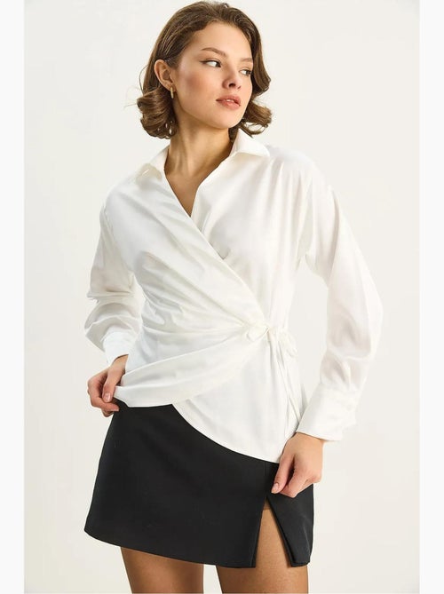 Camisa de cetim com decote em v e fecho de atar lucci - Kiabi Camisa de cetim com decote em v e fecho de atar lucci - Kiabi