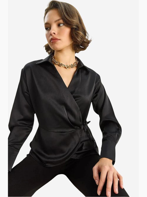 Camisa de cetim com decote em v e fecho de atar lucci - Kiabi Camisa de cetim com decote em v e fecho de atar lucci - Kiabi