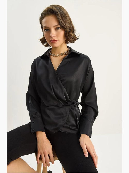 Camisa de cetim com decote em v e fecho de atar lucci - Kiabi Camisa de cetim com decote em v e fecho de atar lucci - Kiabi
