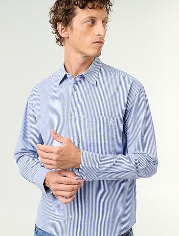 Camisa de corte confortável com padrão às riscas