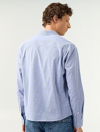 Camisa de corte confortável com padrão às riscas