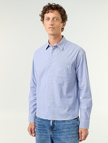 Camisa de corte confortável com padrão às riscas