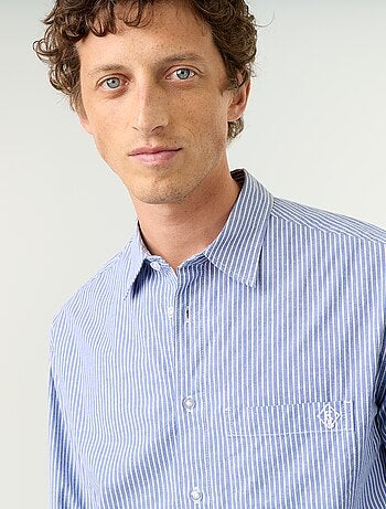 Camisa de corte confortável com padrão às riscas