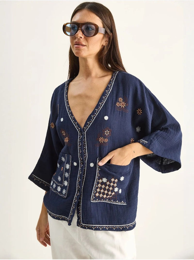 Camisa de crepe de algodão bordado com decote em v lucci Azul-marinho - Kiabi