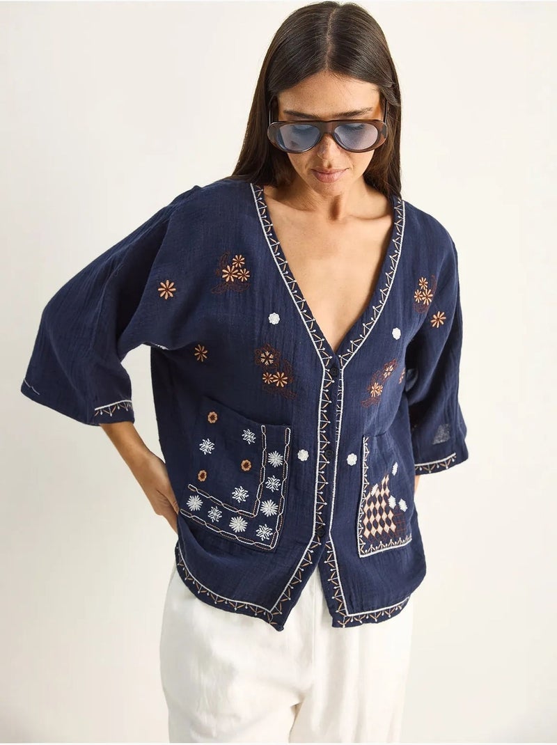 Camisa de crepe de algodão bordado com decote em v lucci Azul-marinho - Kiabi