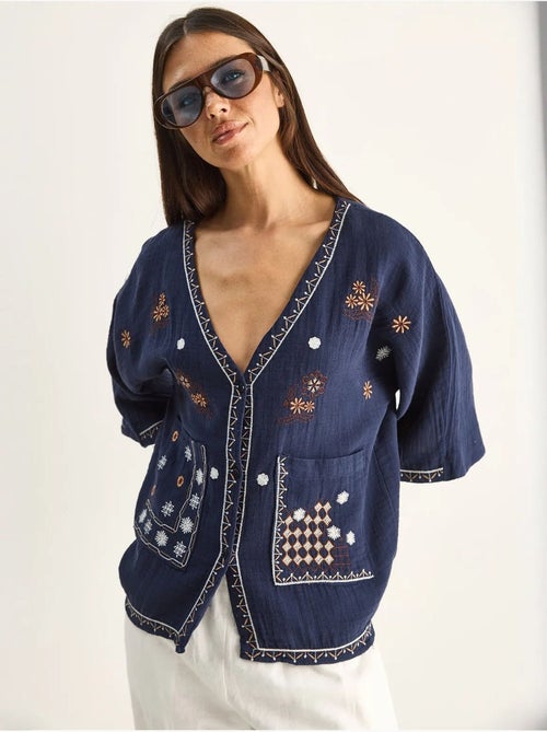 Camisa de crepe de algodão bordado com decote em v lucci - Kiabi Camisa de crepe de algodão bordado com decote em v lucci - Kiabi