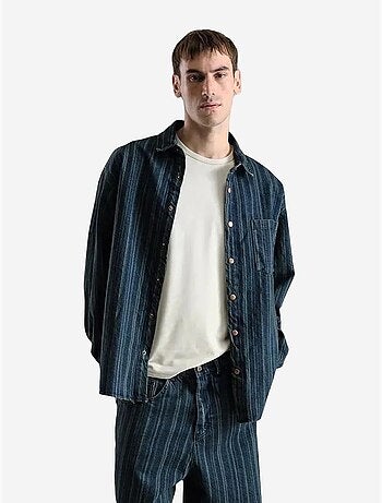 Camisa de ganga às riscas com botões e bolso giesto