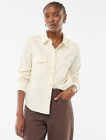 Camisa de ganga com 2 bolsos aplicados com aba no peito