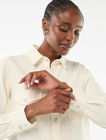 Camisa de ganga com 2 bolsos aplicados com aba no peito