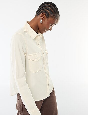 Camisa de ganga com 2 bolsos aplicados com aba no peito