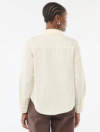 Camisa de ganga com 2 bolsos aplicados com aba no peito