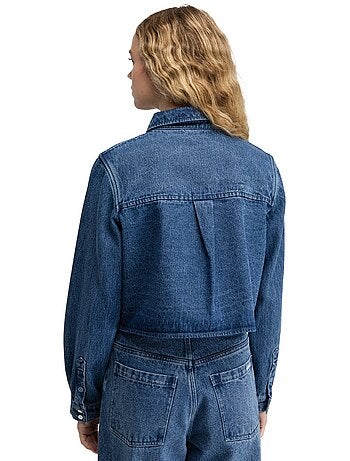 Camisa de ganga cropped para mulher