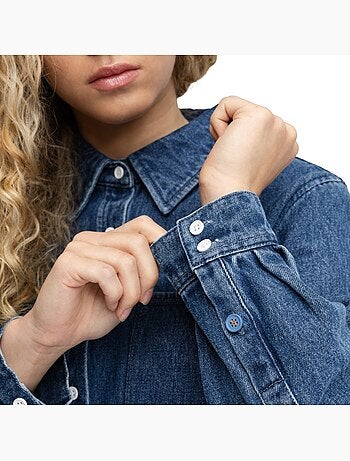 Camisa de ganga cropped para mulher