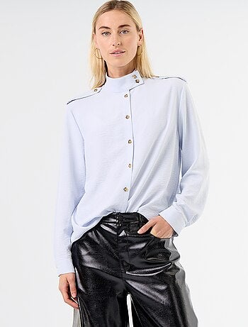 Camisa de gola alta e aplicações nos ombros