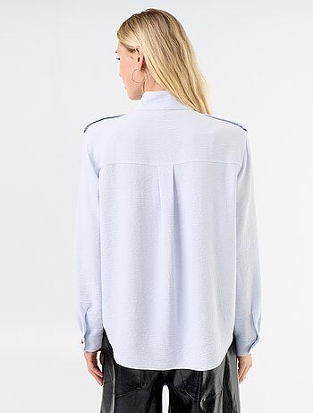 Camisa de gola alta e aplicações nos ombros