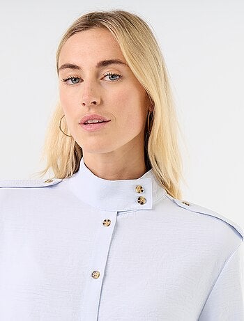 Camisa de gola alta e aplicações nos ombros