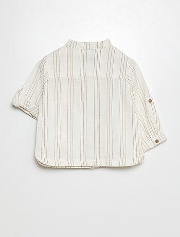 Camisa de gola mao com mangas que podem ser dobradas