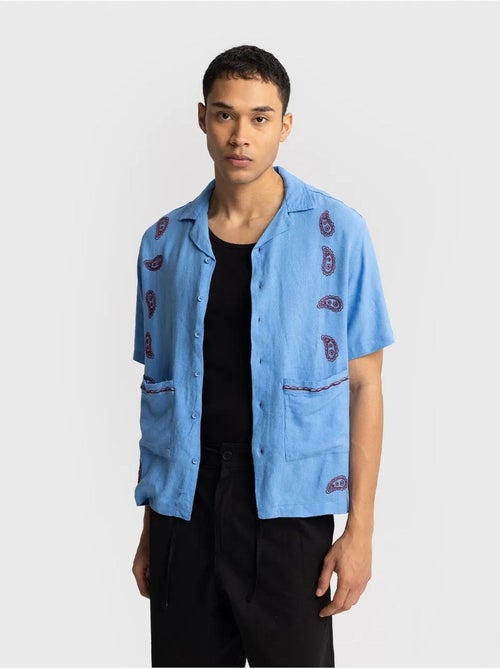 Camisa de homem em popelina de algodão bordada de manga curta giesto - Kiabi Camisa de homem em popelina de algodão bordada de manga curta giesto - Kiabi