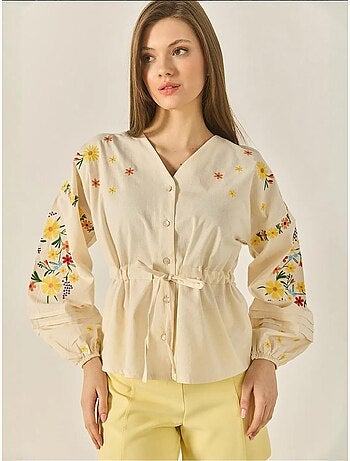 Camisa de linho com decote em v bordado, cinto e punho elástico lucci