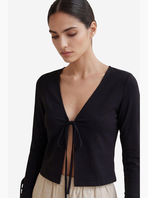 Camisa de linho cropped com decote em v e detalhe de atilhos my fashion - Kiabi Camisa de linho cropped com decote em v e detalhe de atilhos my fashion - Kiabi