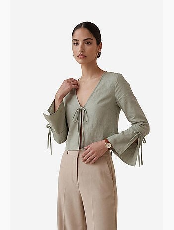 Camisa de linho cropped com decote em v e detalhe de atilhos my fashion