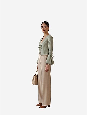 Camisa de linho cropped com decote em v e detalhe de atilhos my fashion