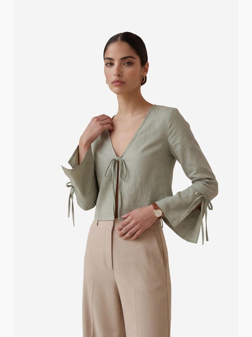 Camisa de linho cropped com decote em v e detalhe de atilhos my fashion - Kiabi Camisa de linho cropped com decote em v e detalhe de atilhos my fashion - Kiabi